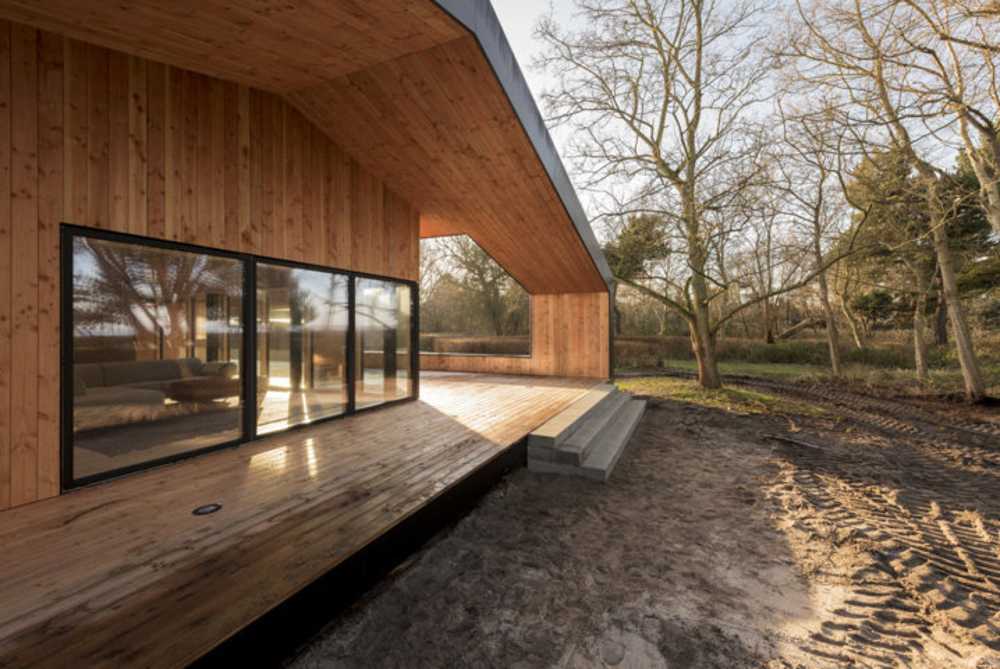 Contemporary and traditional shapes for a wooden house