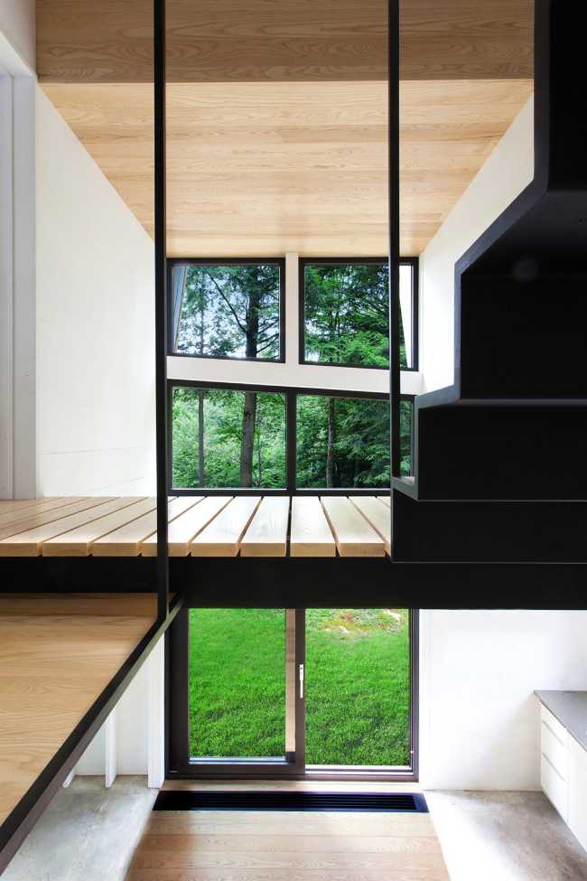stair body black and wood