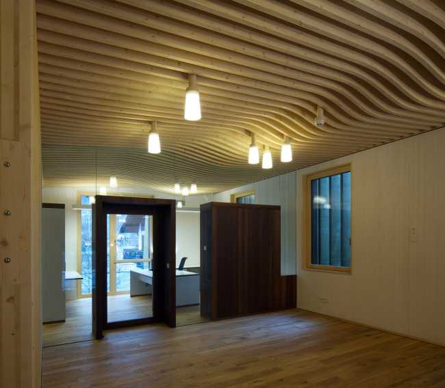 Headquarters in Bressanone. Wood between technique and dynamism