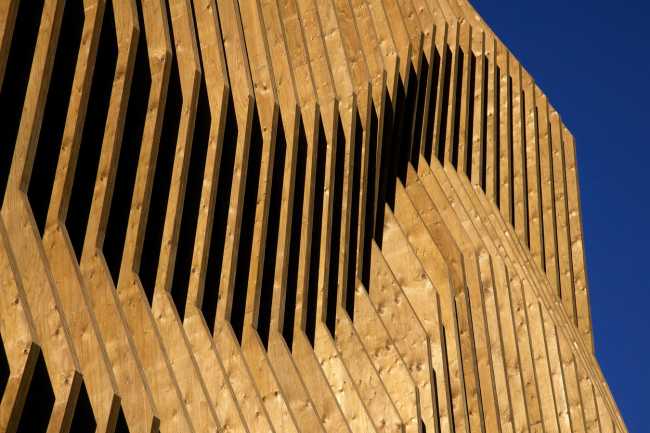 Headquarters in Bressanone. Wood between technique and dynamism