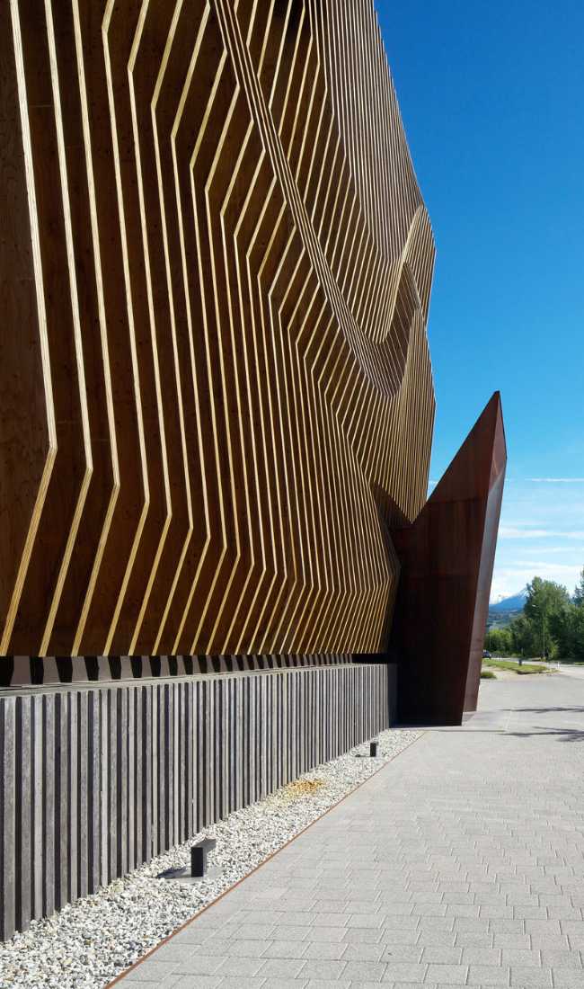Headquarters in Bressanone. Wood between technique and dynamism