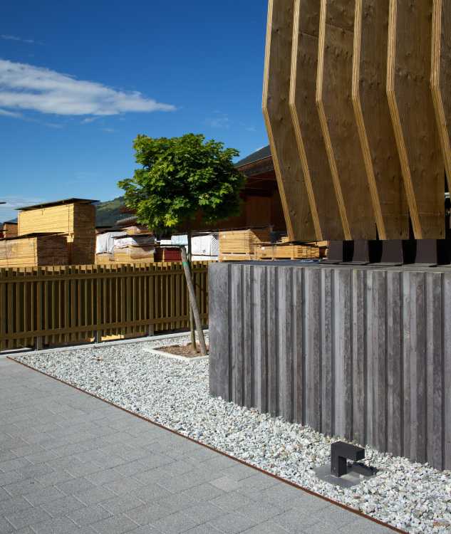 Headquarters in Bressanone. Wood between technique and dynamism