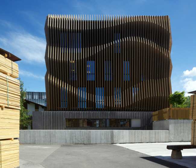Headquarters in Bressanone. Wood between technique and dynamism