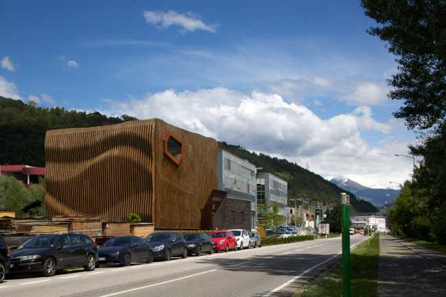 Headquarters in Bressanone. Wood between technique and dynamism