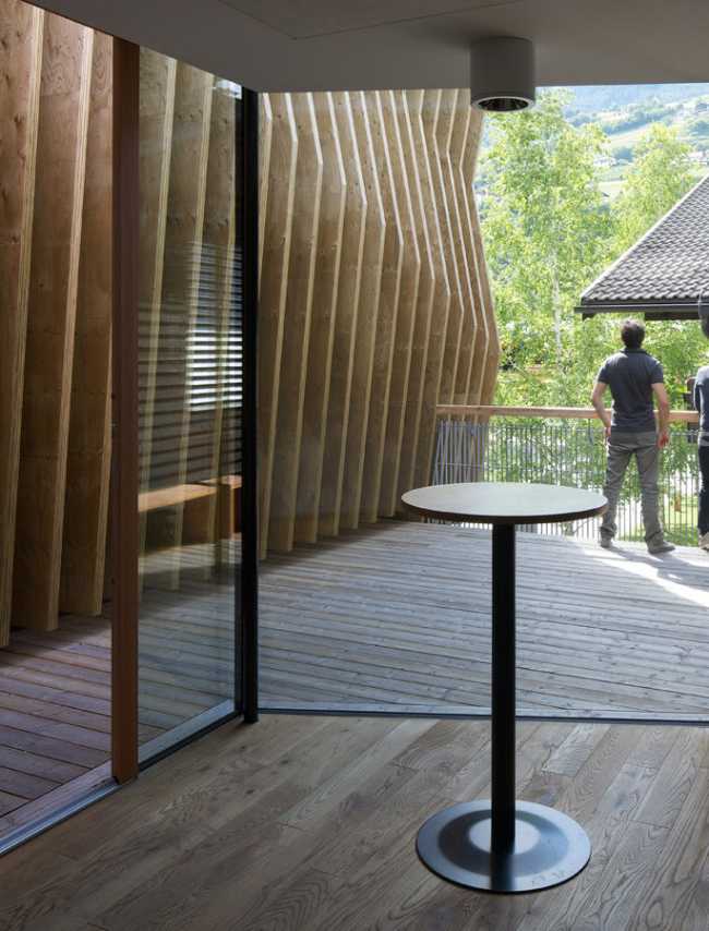 Headquarters in Bressanone. Wood between technique and dynamism