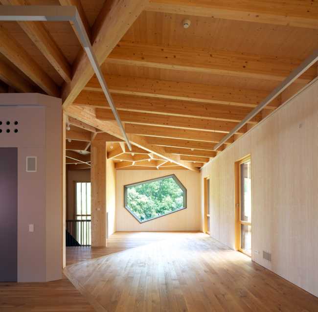 Headquarters in Bressanone. Wood between technique and dynamism