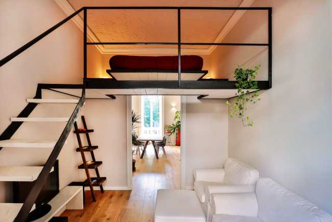 Mezzanine in black metal in a historic apartment