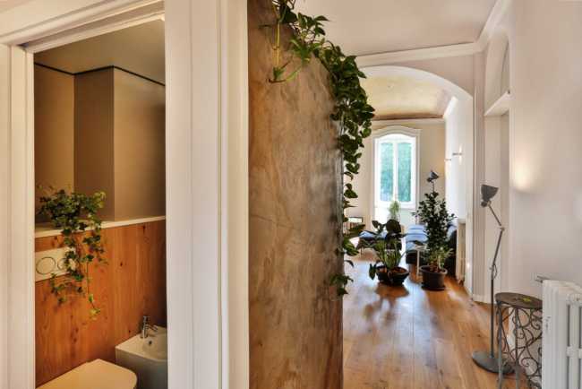 Apartment with white plaster arches and parquet