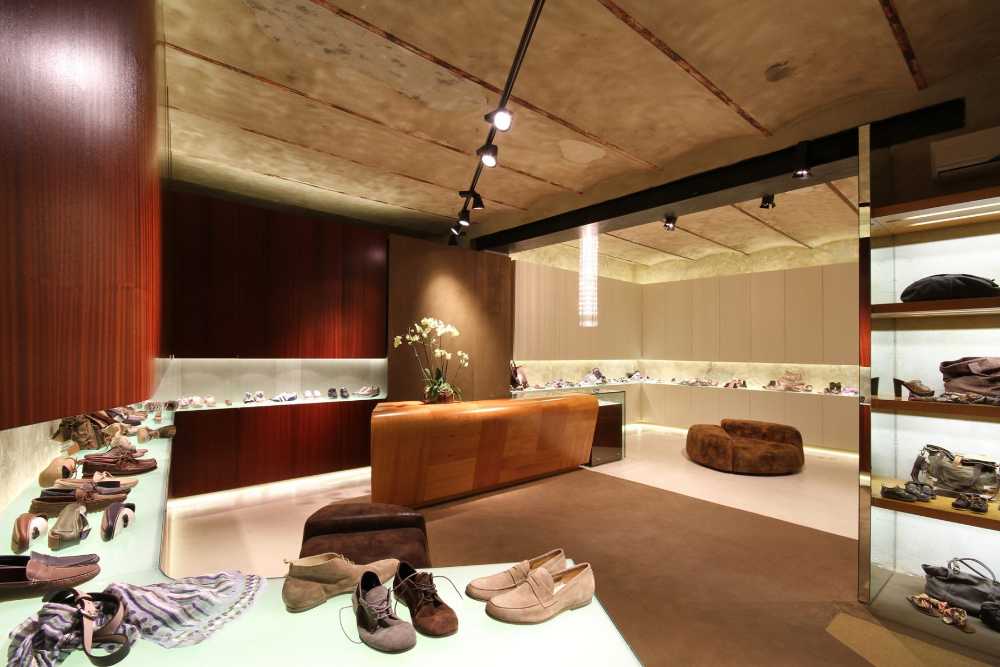 Renovated shop in Arezzo, warm interiors