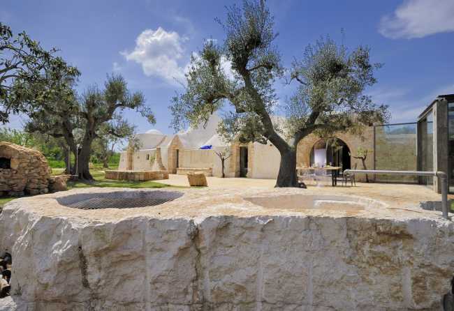 Restaurer un trullo dans les Pouilles. Le cube en verre: essentiel, linéaire, naturel