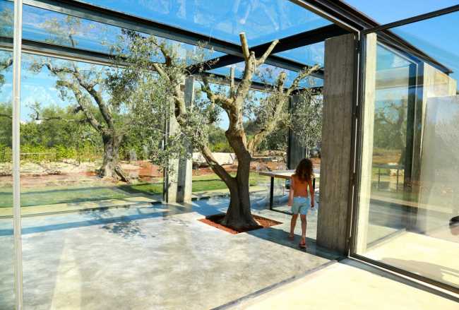 Restaurer un trullo dans les Pouilles. Le cube en verre: essentiel, linéaire, naturel