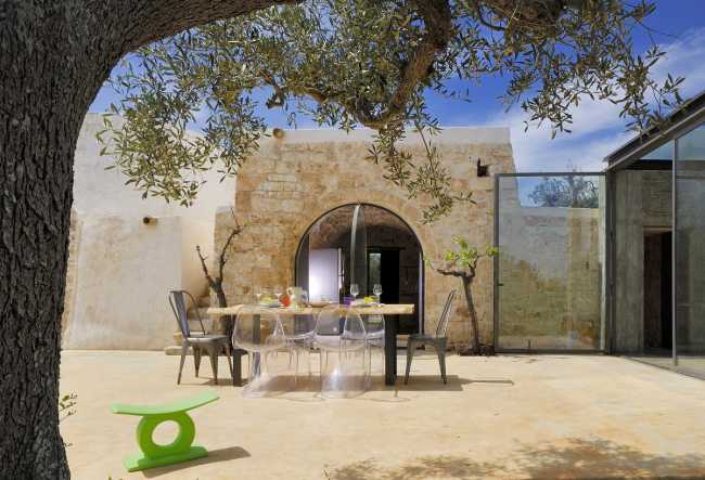 Restaurer un trullo dans les Pouilles. Le cube en verre: essentiel, linéaire, naturel