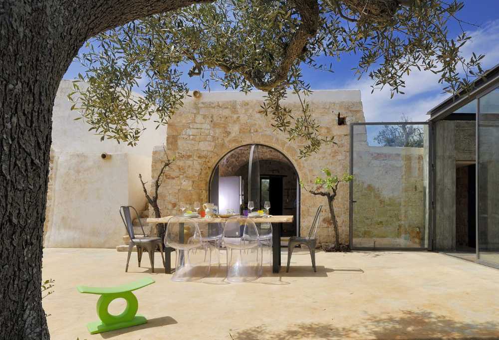 Restaurer un trullo dans les Pouilles. Le cube en verre: essentiel, linéaire, naturel