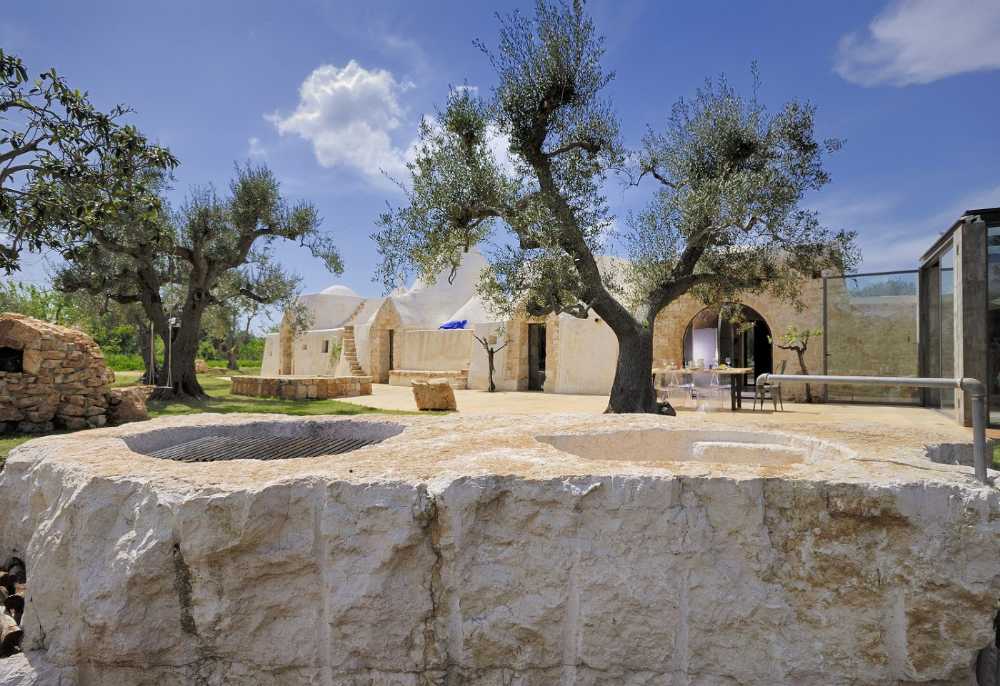 Restaurer un trullo dans les Pouilles. Le cube en verre: essentiel, linéaire, naturel