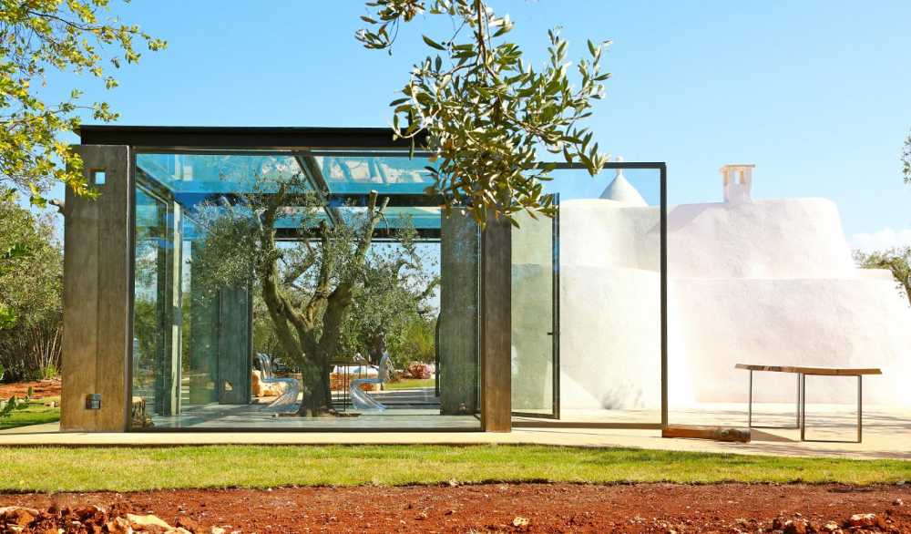 Restaurer un trullo dans les Pouilles. Le cube en verre: essentiel, linéaire, naturel