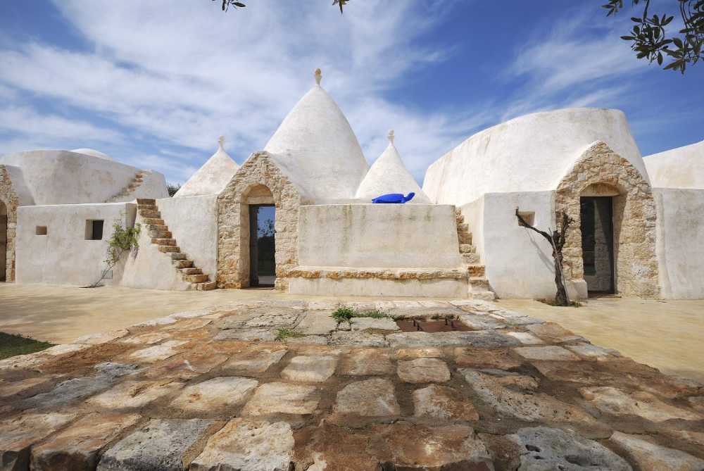 Restaurer un trullo dans les Pouilles. Le cube en verre: essentiel, linéaire, naturel