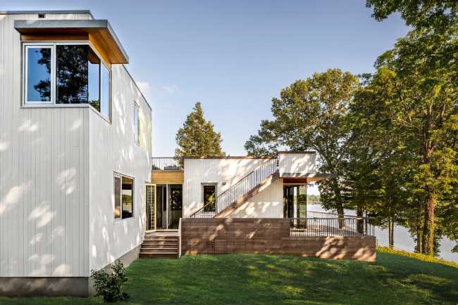 House overlooking the lake