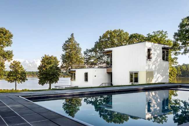 House overlooking the lake