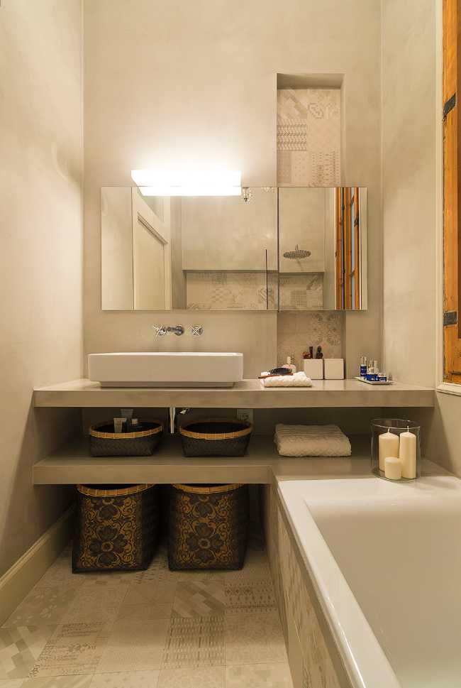 bathroom with drawn tiles and warm colors