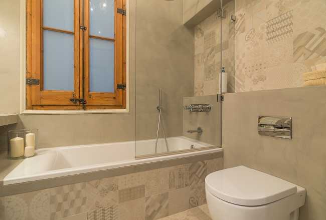 bathroom with drawn tiles and wooden window