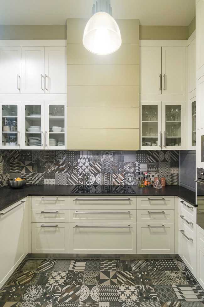 White kitchen with drawn tiles