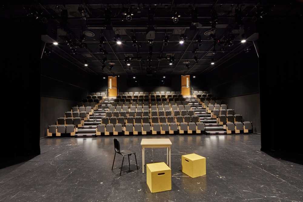 Pared coloreada con asiento largo de madera