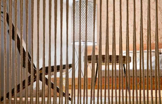 balustrade of ropes