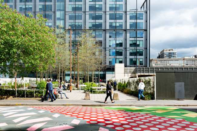 londra graphic street art pedestrian crossing