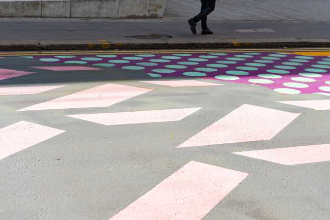 londra graphic street art pedestrian crossing