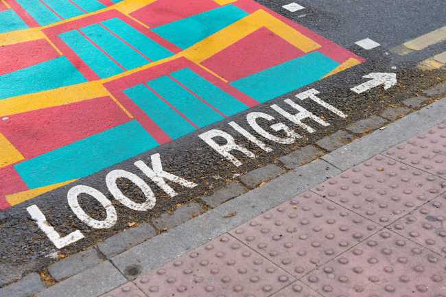 londra graphic street art pedestrian crossing