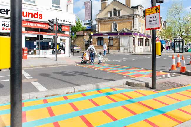 londra graphic street art colorful geometries