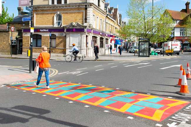 londra graphic street art pedestrian crossing
