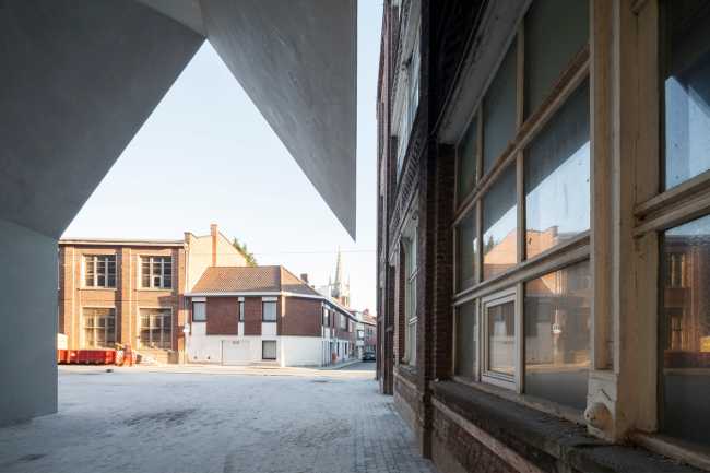 White volume triangular opening