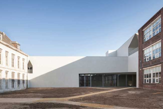 Horizontal white volume