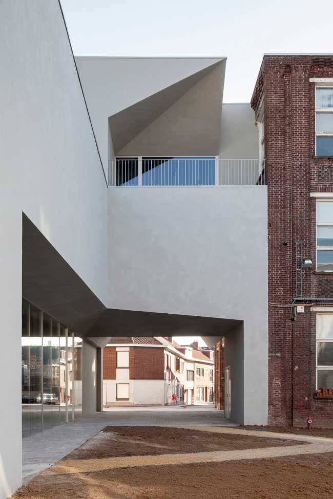 Broken shapes white volume