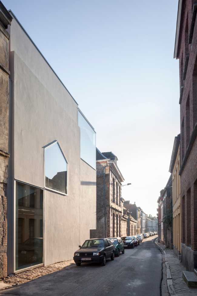 Broken shapes white volume