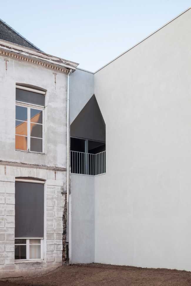 Broken shapes white volume