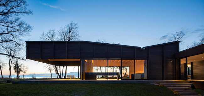 Innovative house on Lake Michigan: fusion of style and nature.