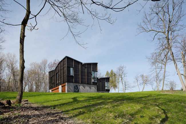 Innovative house on Lake Michigan: fusion of style and nature.
