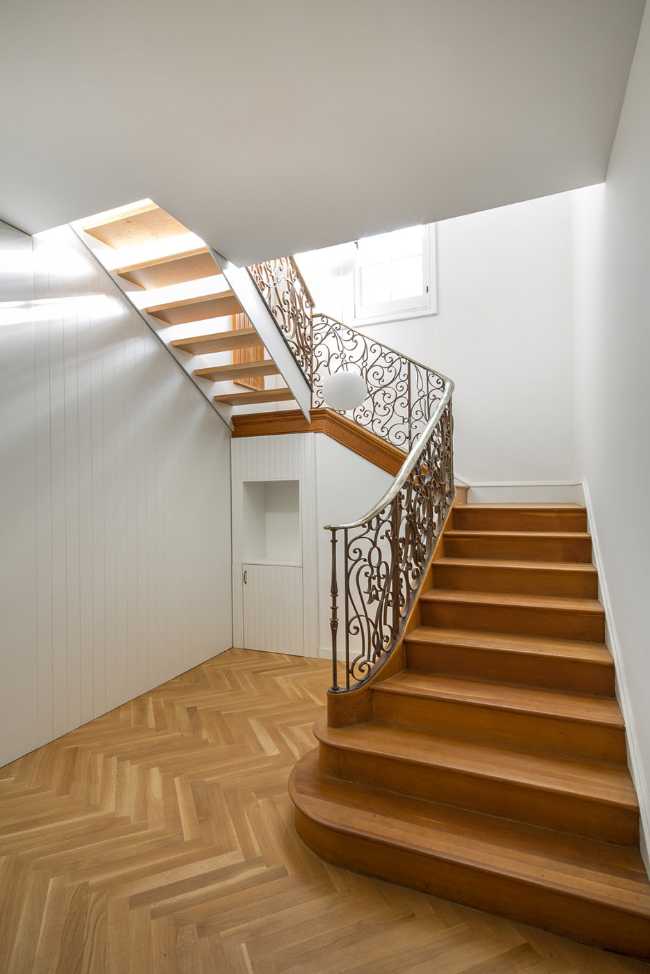 Wooden staircase and cast iron balustrade