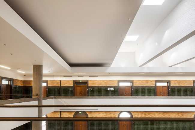 Full-height atrium industrial building