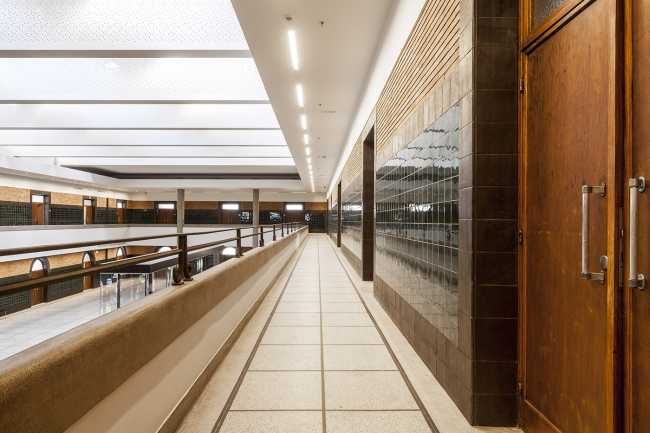 Full-height atrium industrial building