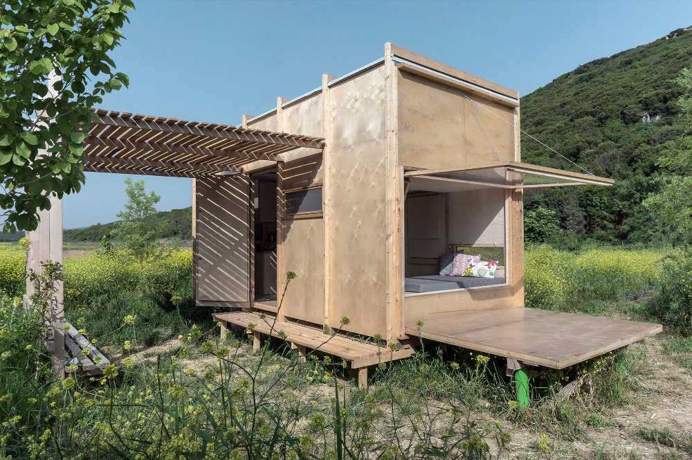 cabaña de madera en la naturaleza