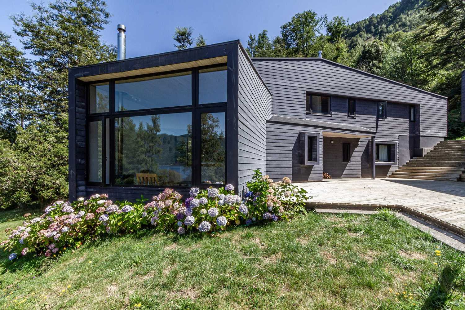 Deux maisons identiques avec des vues panoramiques pour deux familles. Situées sur une pente douce en bordure du lac