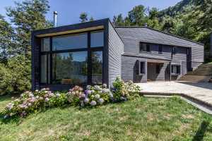 Maison en bois avec baie vitrée