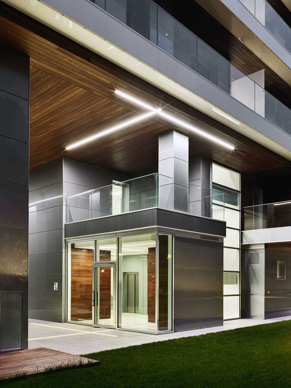 L'édifice F5 de Cuneo. Des lignes épurées et des garde-corps en verre encadrent l'arc alpin