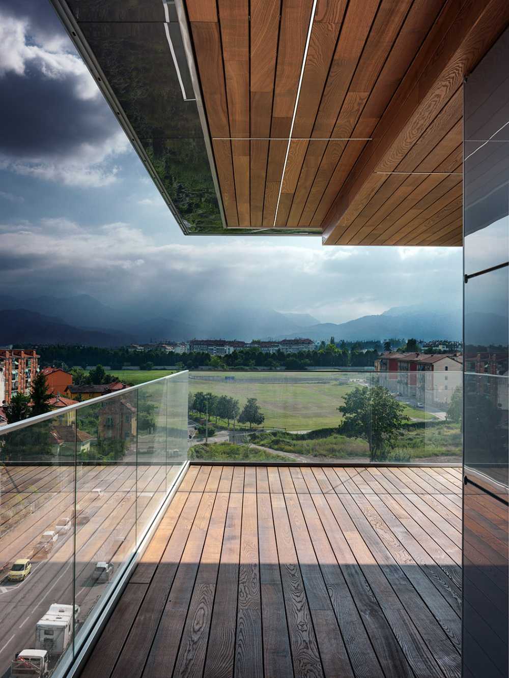 L'édifice F5 de Cuneo. Des lignes épurées et des garde-corps en verre encadrent l'arc alpin