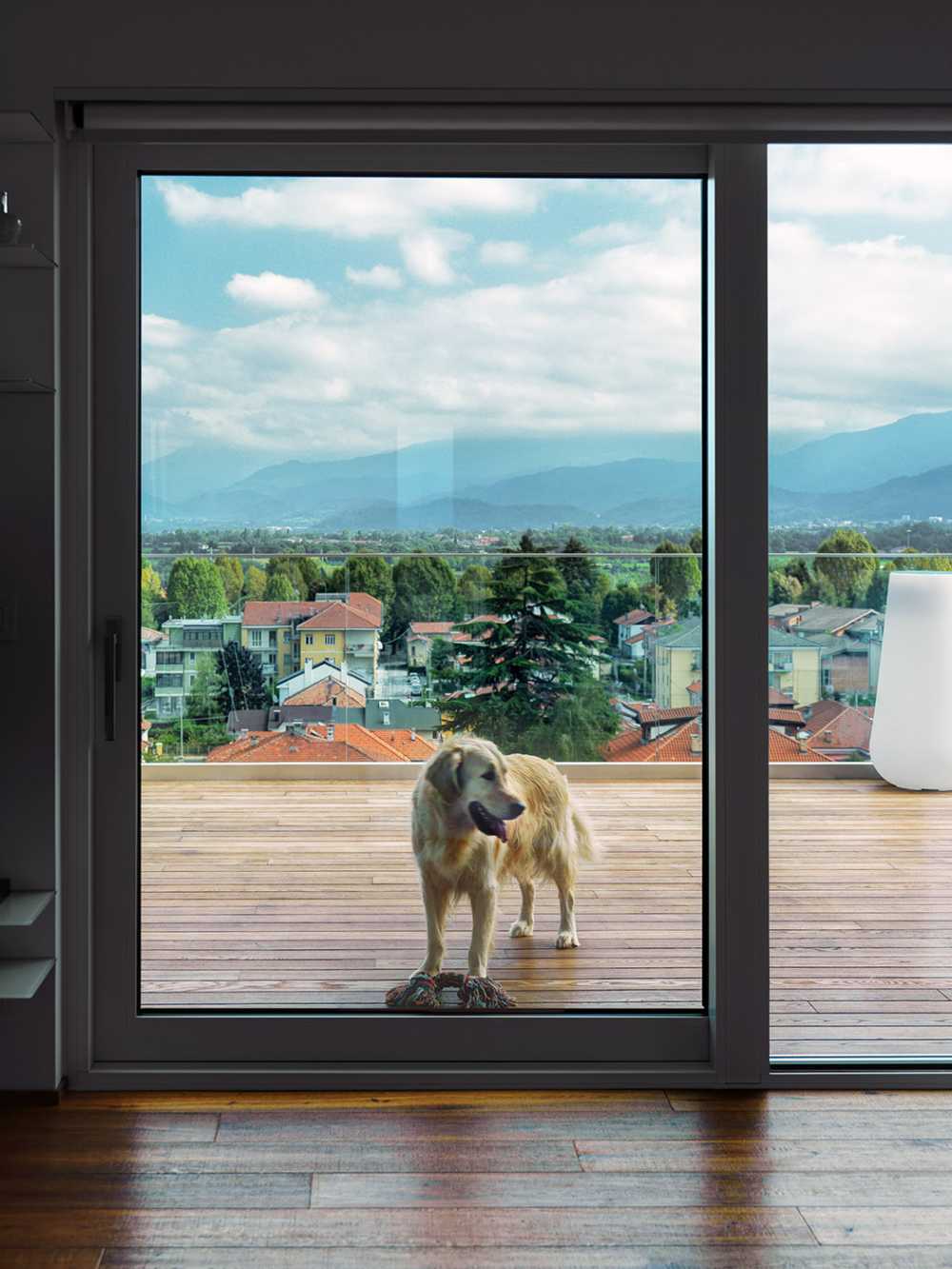 L'édifice F5 de Cuneo. Des lignes épurées et des garde-corps en verre encadrent l'arc alpin