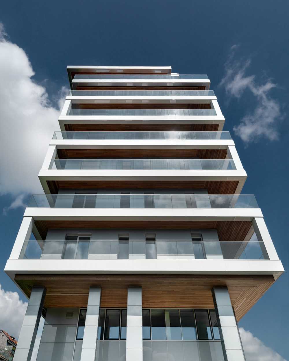 L'édifice F5 de Cuneo. Des lignes épurées et des garde-corps en verre encadrent l'arc alpin