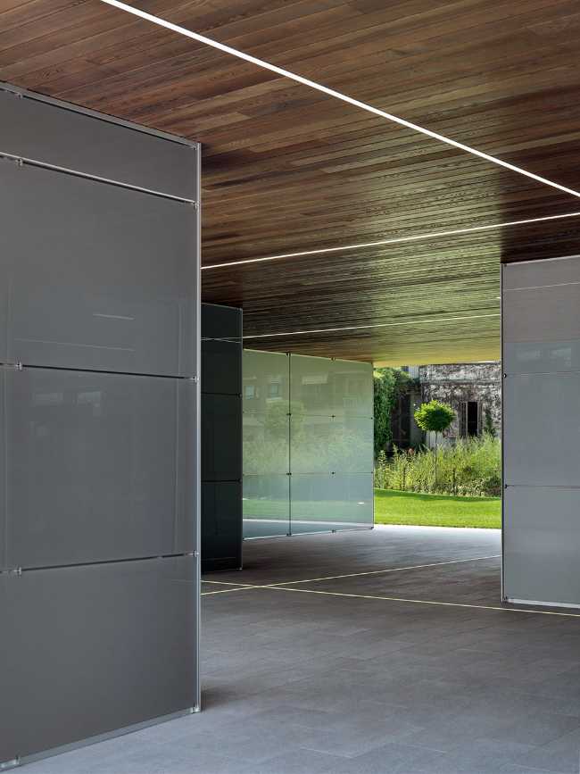 L'édifice F5 de Cuneo. Des lignes épurées et des garde-corps en verre encadrent l'arc alpin